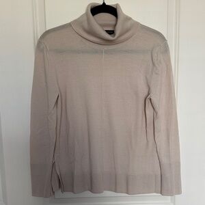 Banana Republic Cream 💯 merino wool Turtleneck Sweater